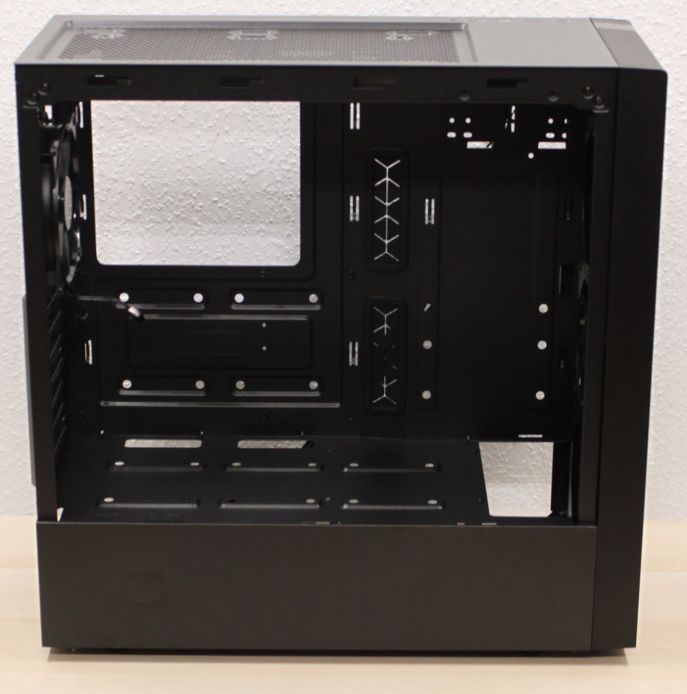 Cooler_Master_Masterbox_NR600_miditower internal view